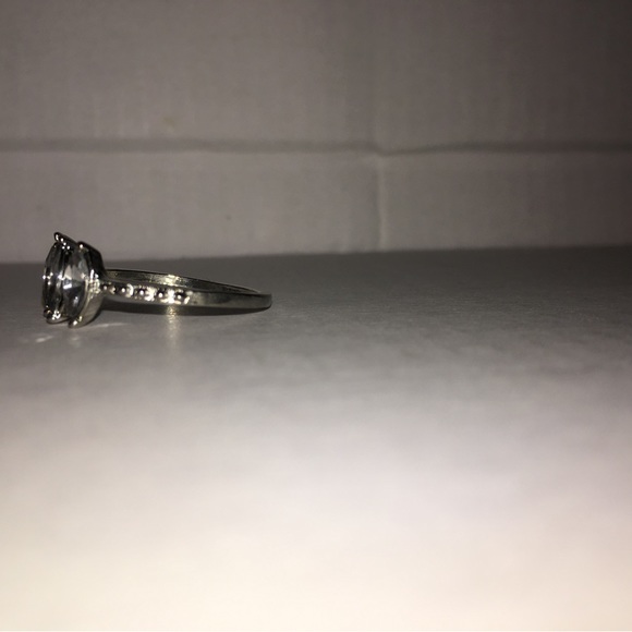 ANGLE DIAMOND RING - Picture 6 of 12